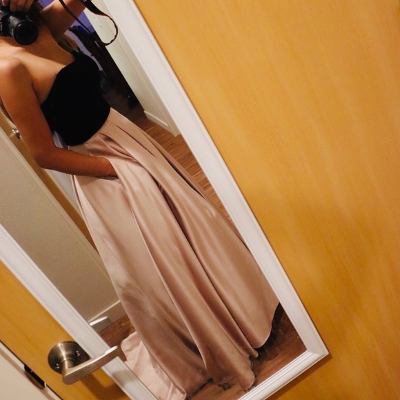 Beautiful dress - Picture 2 of 4